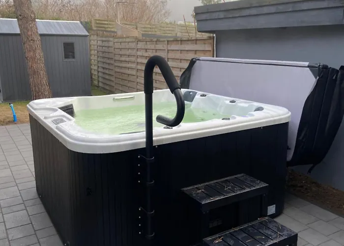 Natura - Caloroczne Drewniane, Rowery, Hulajnogi, E-foil, Balie Z Hydromasazem, Sprzet Do Polawiania Bursztynu 度假居 *